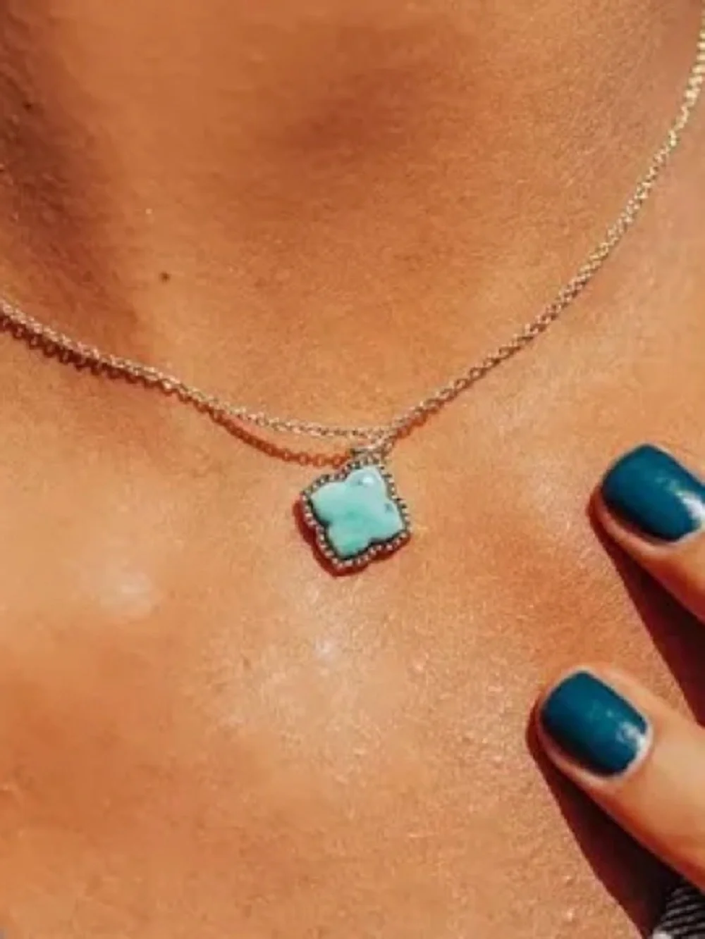 KENDRA SCOTT “MALLORY” GOLD PENDANT NECKLACE IN VARIEGATED TURQUOISE
